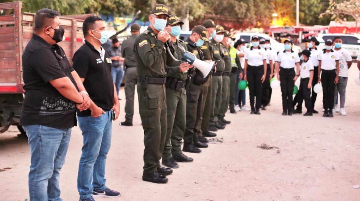 El Comandante de la Mebar BG Diego Rosero, con la comunidad de Las Moras.