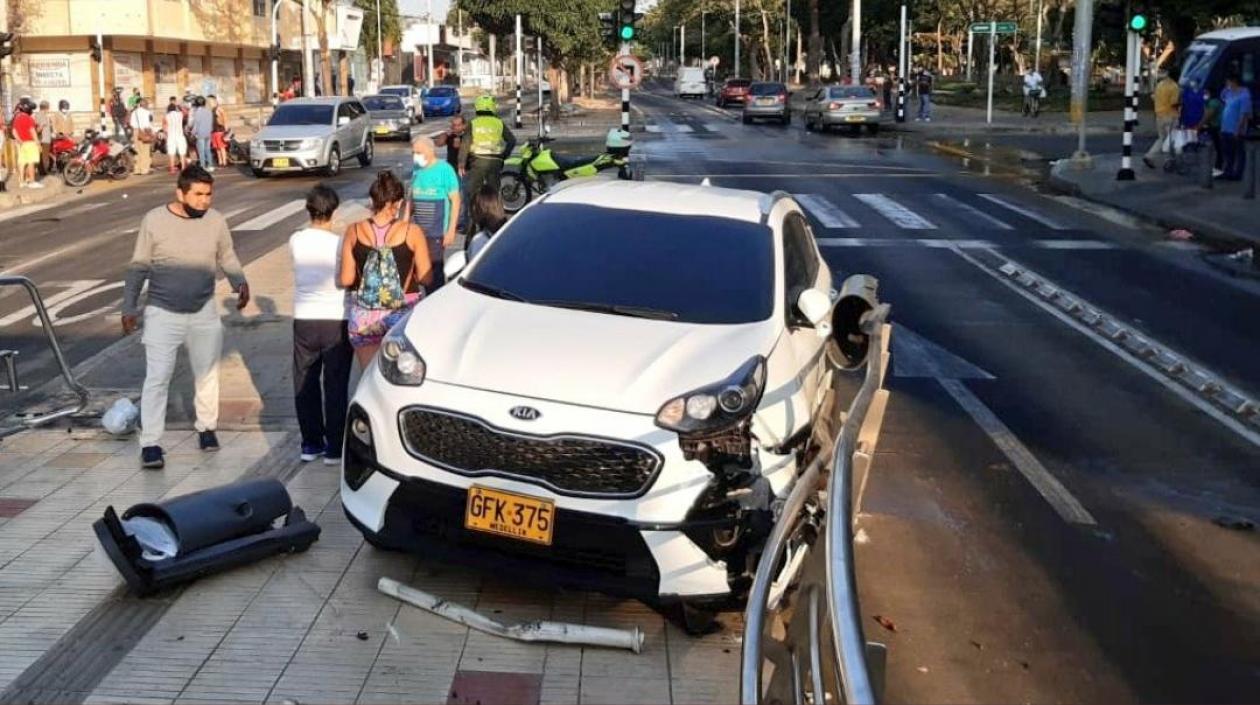 El vehículo en la rampa de acceso a la estación de Transmetro. 