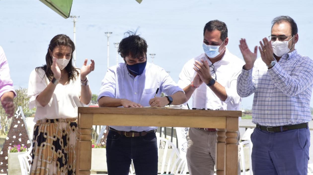 Jaime Pumarejo, alcalde de Barranquilla, firma el crédito con el BID.