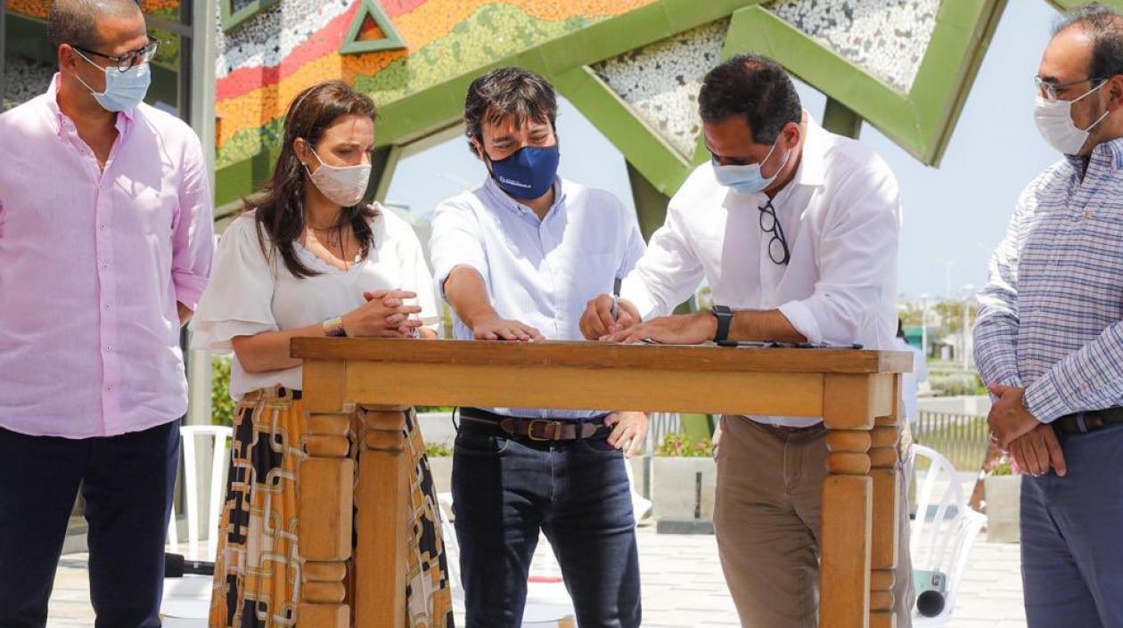 La firma del convenio de crédito para Barranquilla.
