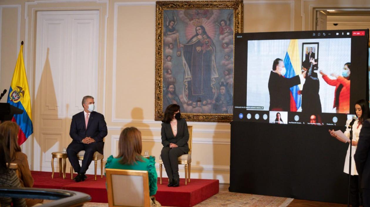 La colombiana Diana Trujillo, ingeniera de la Nasa, recibió la Cruz de Boyacá.