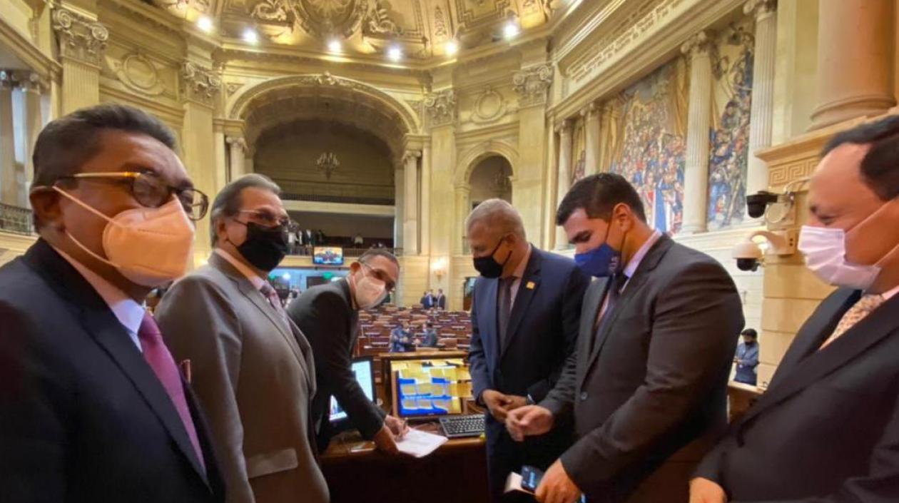 Efraín Cepeda radicando la iniciativa en Cámara de Representantes.