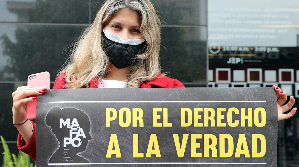 Colectivos de las víctimas de las ejecuciones extrajudiciales en Colombia, conocidas como "falsos positivos", fueron registrados este martes, durante un plantón frente a la sede de la Jurisdicción Especial para la Paz (JEP), en Bogotá (Colombia) 