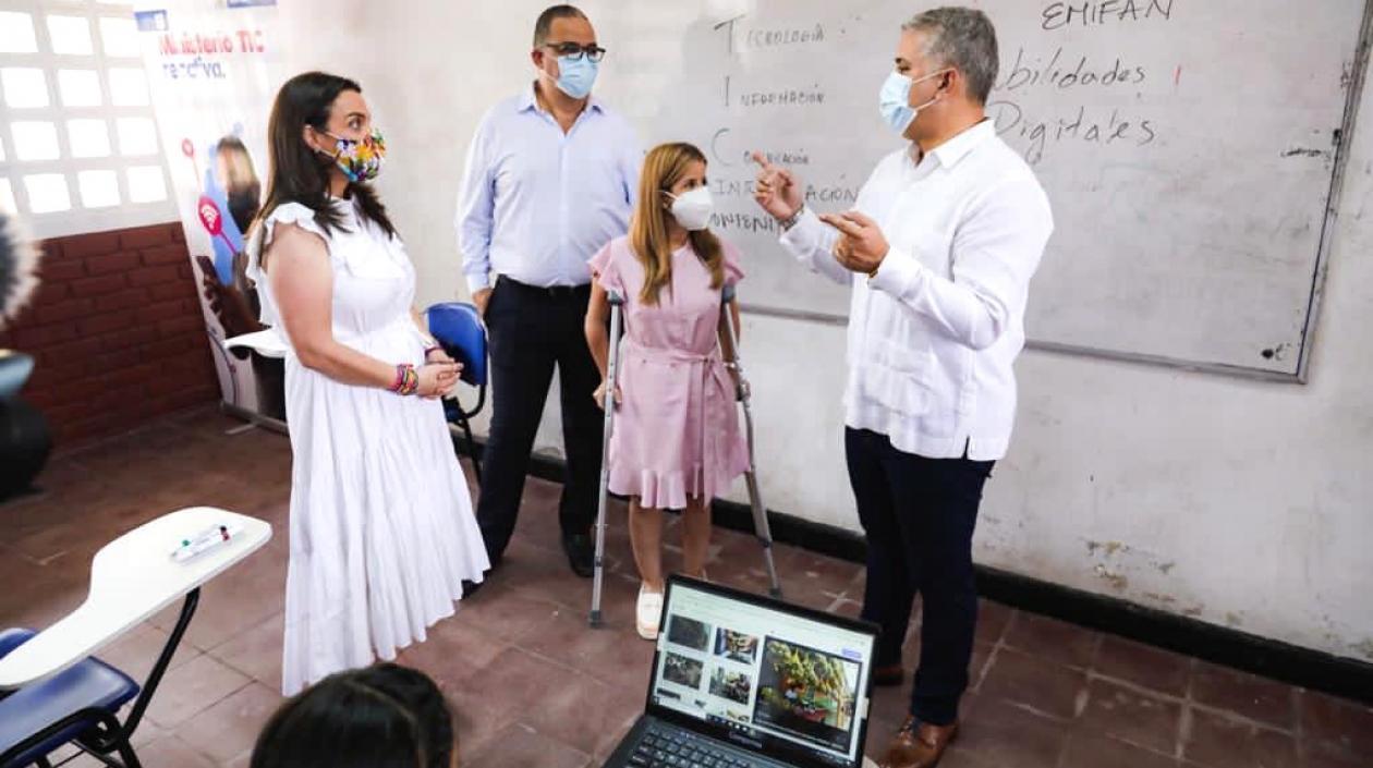 El Presidente en una de las instituciones beneficiadas.