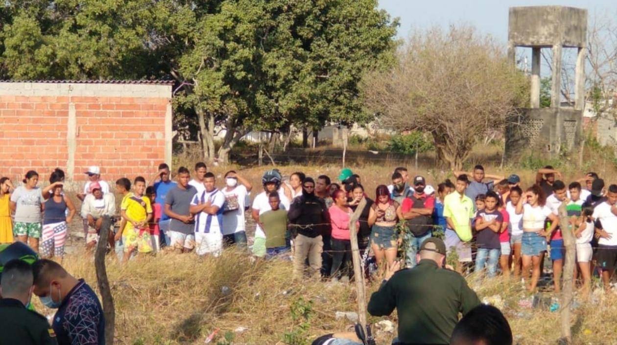 Muchas personas se aglomeraron en el lugar donde ocurrió el crimen. 