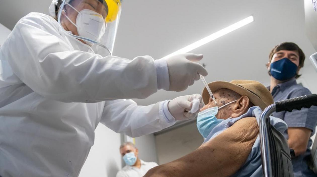 Adel Mass Arcón, recibiendo la dosis.