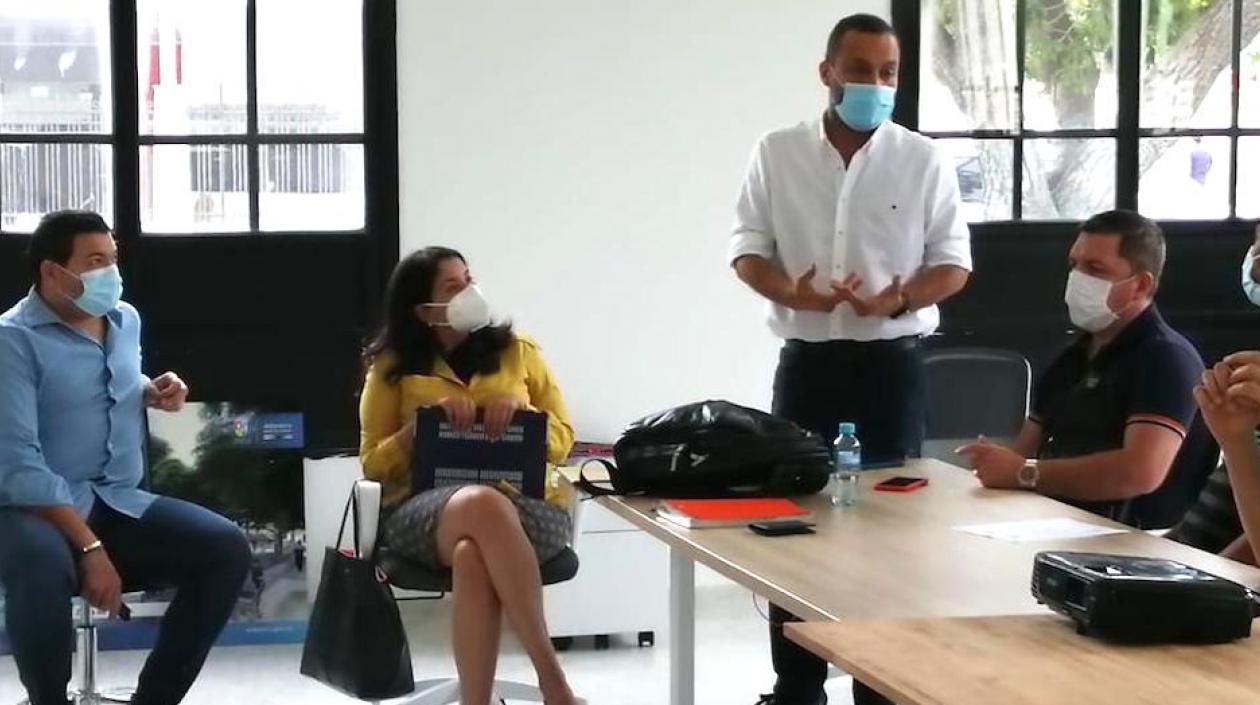 El Alcalde José Fernando Vargas presentando los proyectos.