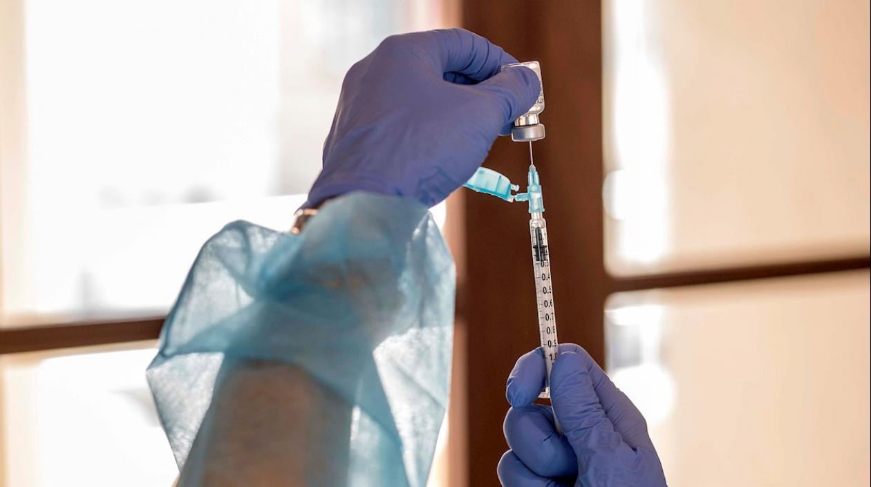 Una sanitaria prepara una dosis de la vacuna de AstraZeneca. 