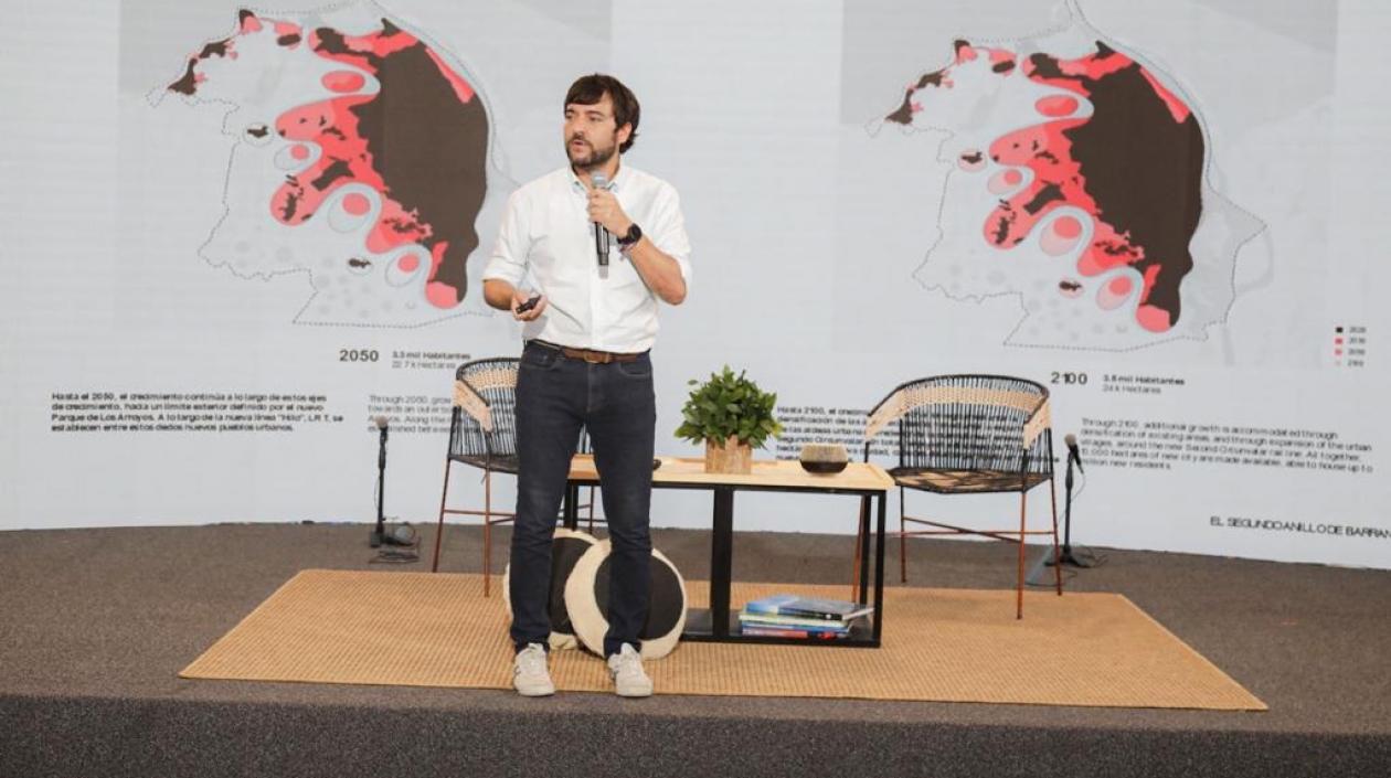 El Alcalde Jaime Pumarejo presentando los proyectos.