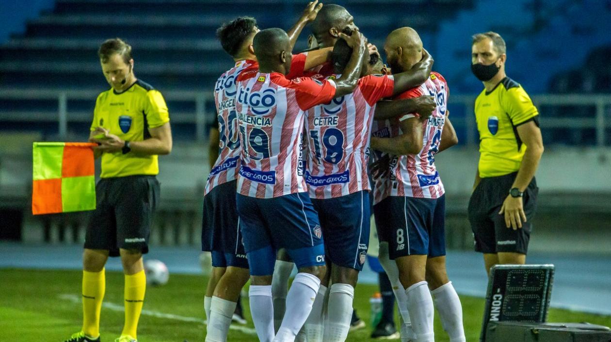 Jugadores de Junior celebran el tercer gol. 