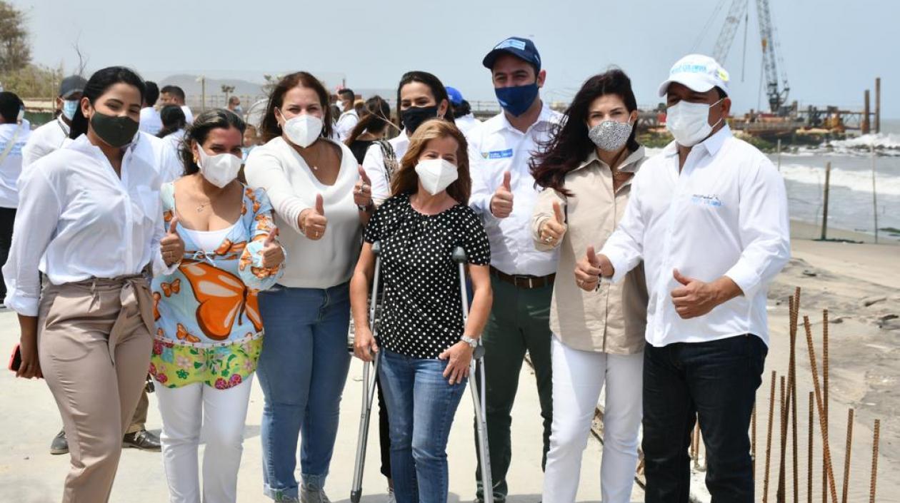 Autoridades tras la firma del decreto.