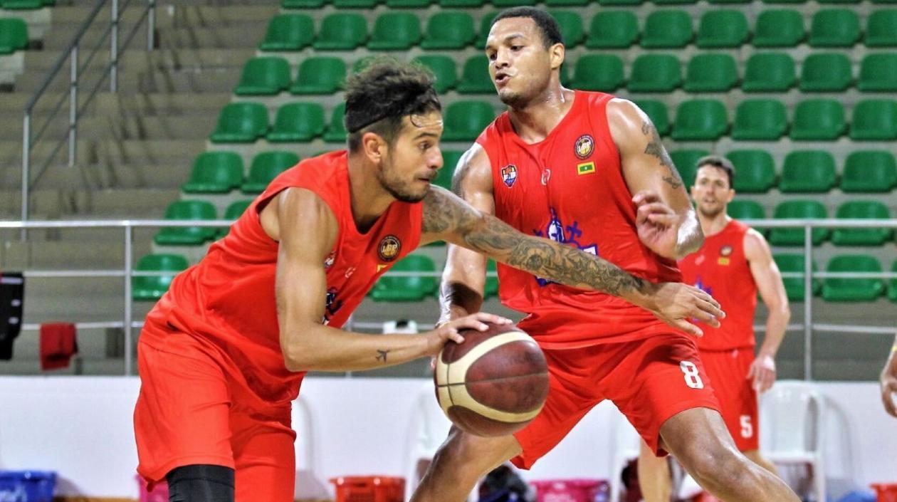 Selem Safar y Jesús Medina ante la mirada de Gianluca Bacci, durante un entrenamiento.