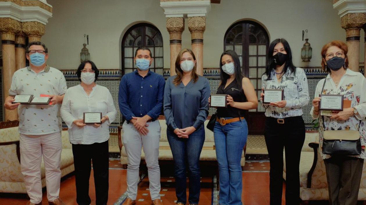 La secretaria de Cultura de Barranquilla, María Teresa Fernández, con un grupo de poetas.