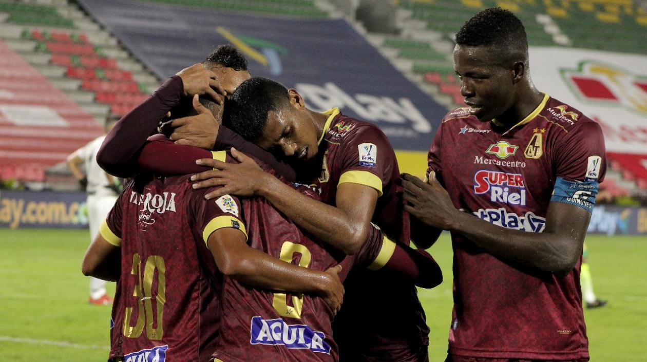 Jugadores del Deportes Tolima celebran un gol. 