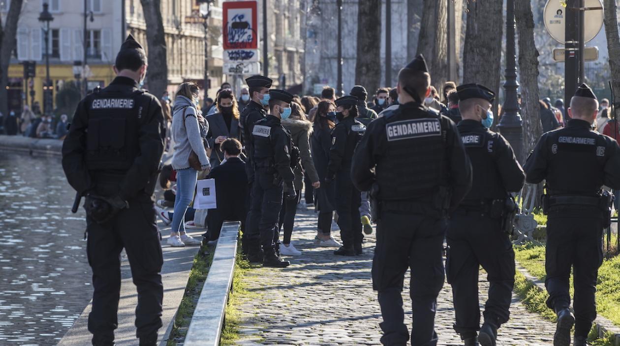 Gendarmes vigilan París.