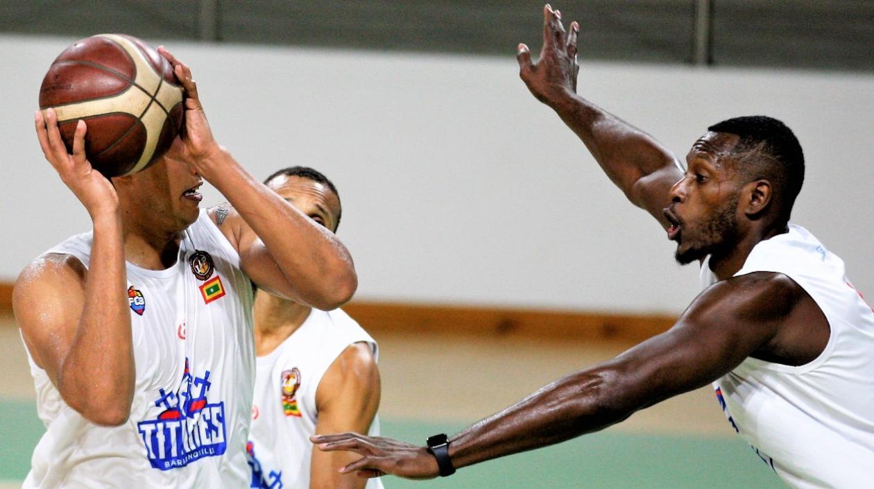 Juan Diego Tello marca a un compañero. 