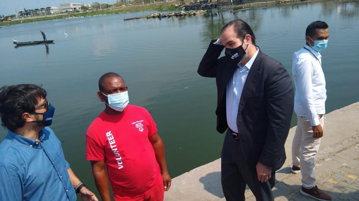 Mauricio Claver-Carone, presidente del BID, con el Alcalde Pumarejo, durante un recorrido por el centro de Barranquilla.