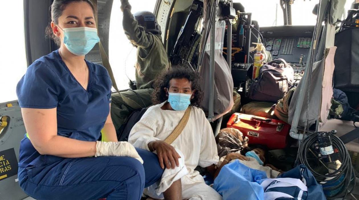 Niño Kogui en helicóptero de la Fuerza Aérea.