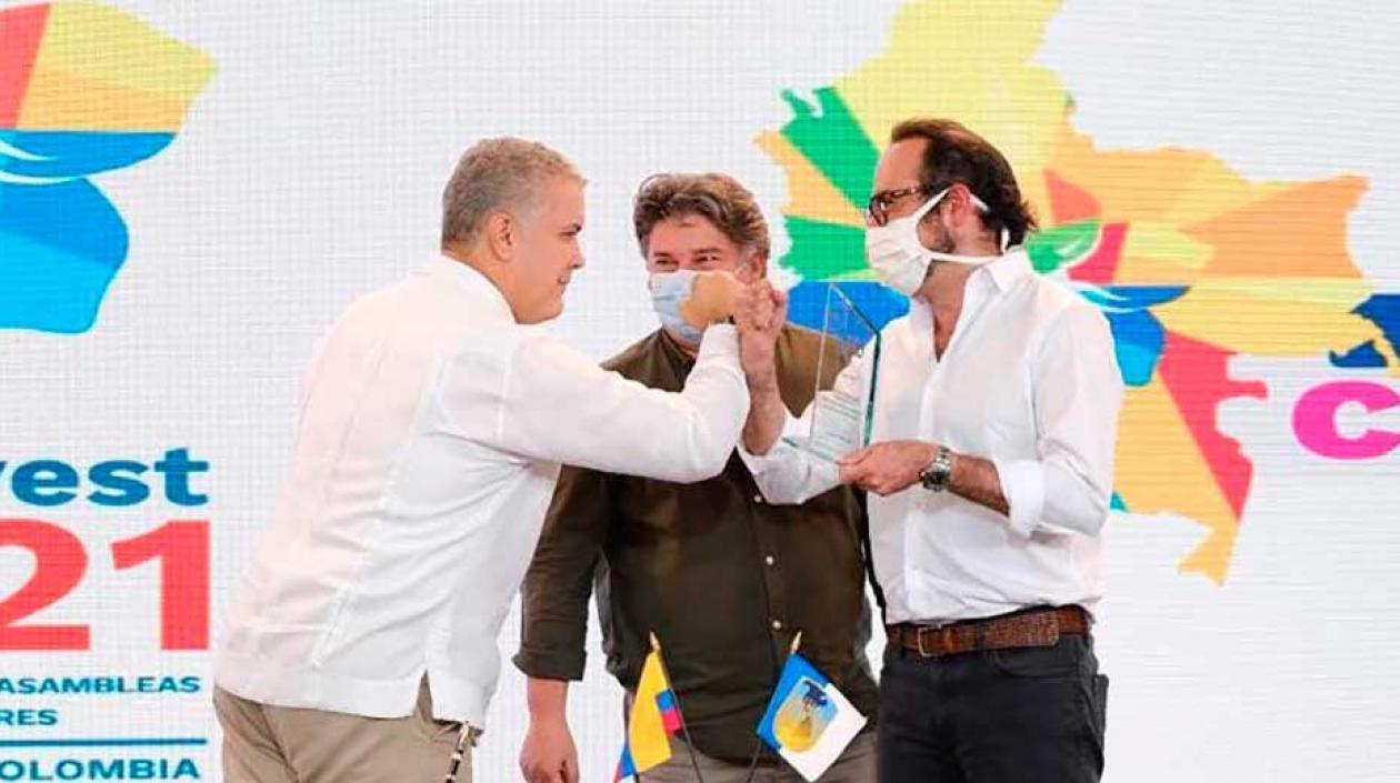 El Vicepresidente del Banco Interamericano de Desarrollo (BID), Benigno López, hizo la entrega de la distinción. 