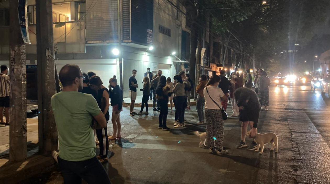 La gente evacuó los edificios.