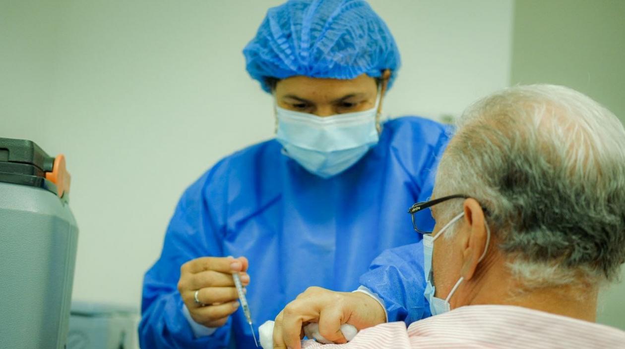 Sigue la vacunación de mayores de 80 años en Cartagena.