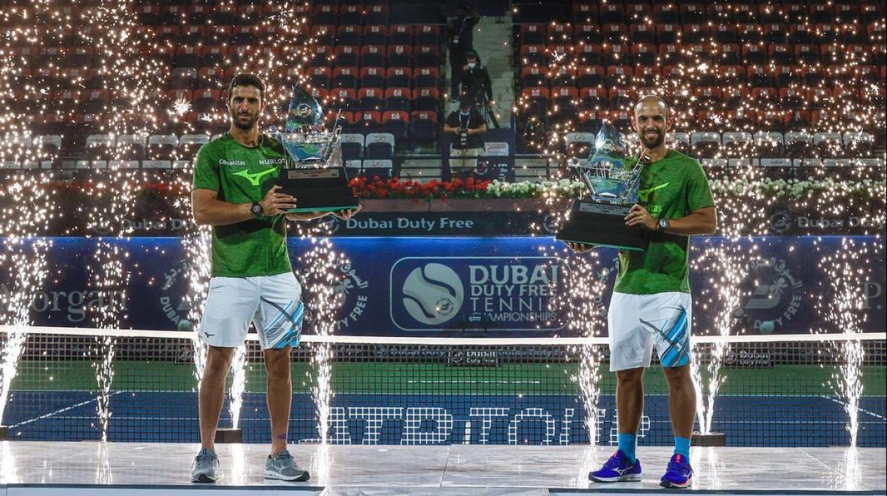 Robert Farah y Juan Sebastián Cabal con sus trofeos de campeón. 