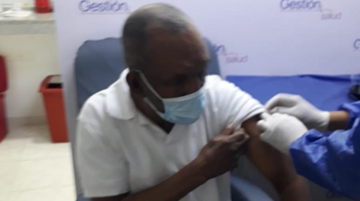 Antonio Cervantes, más conocido como 'Kid Pambelé' recibe la vacuna contra el Covid-19. 