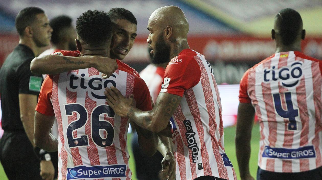 John Pajoy es felicitado por Gabriel Fuentes y Fredy Hinestroza.