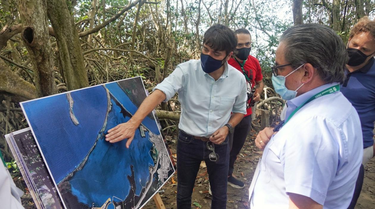 Alcalde de Barranquilla enseña el proyecto al Ministro de Hacienda, Alberto Carrasquilla.