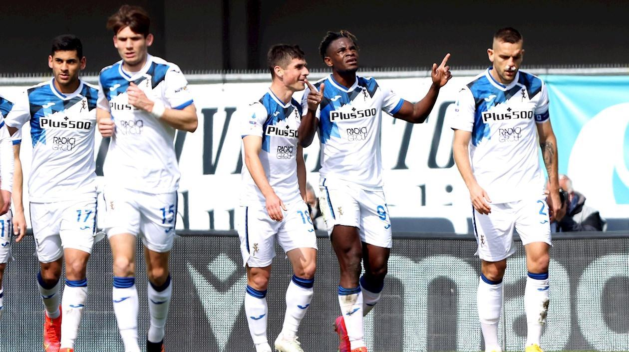 Duván Zapata celebra su anotación. 