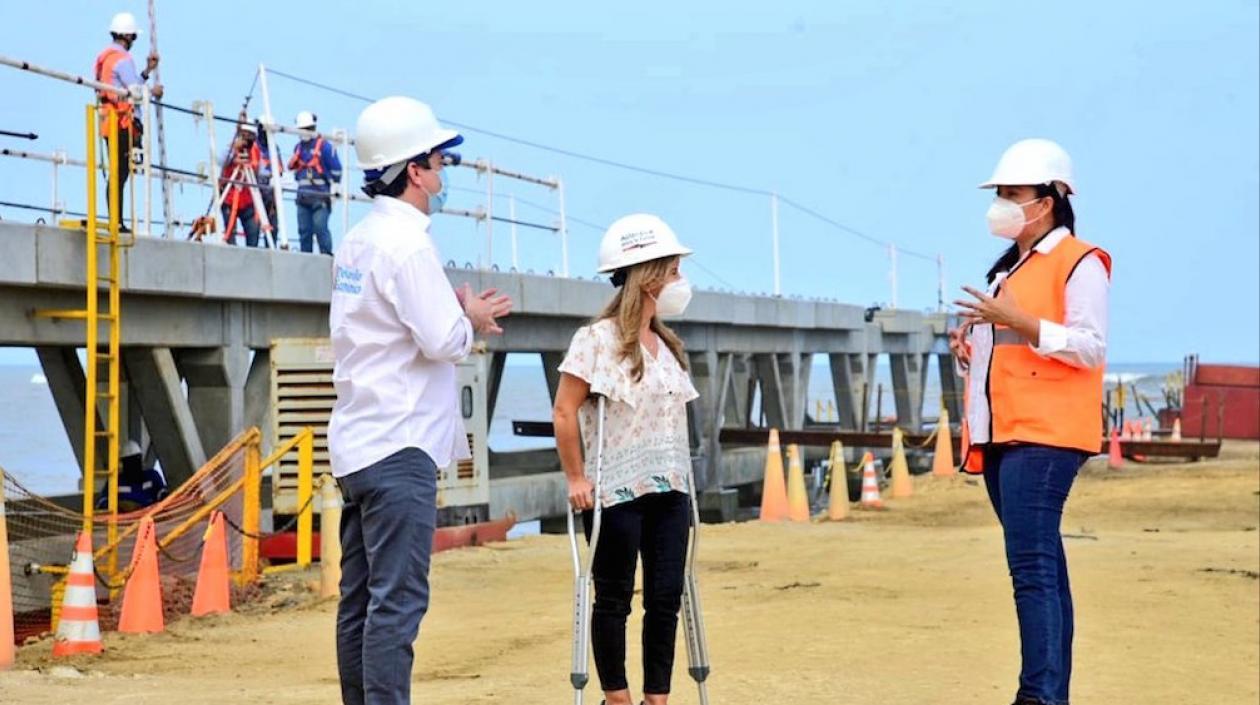 La Gobernadora Elsa Noguera y los Secretarios de Desarrollo, Miguel Vergara y de Infraestructura, Nury Logreira, en las obras del Muelle.