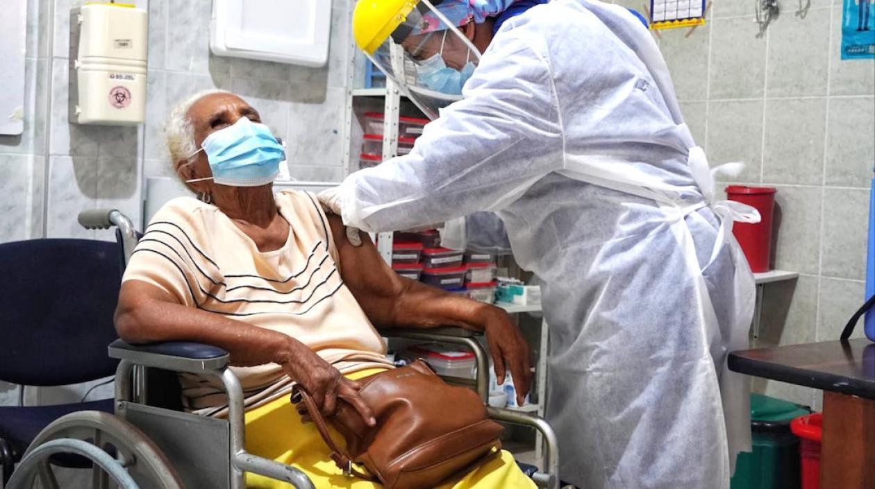 Vacunación a la población de adultos mayores.