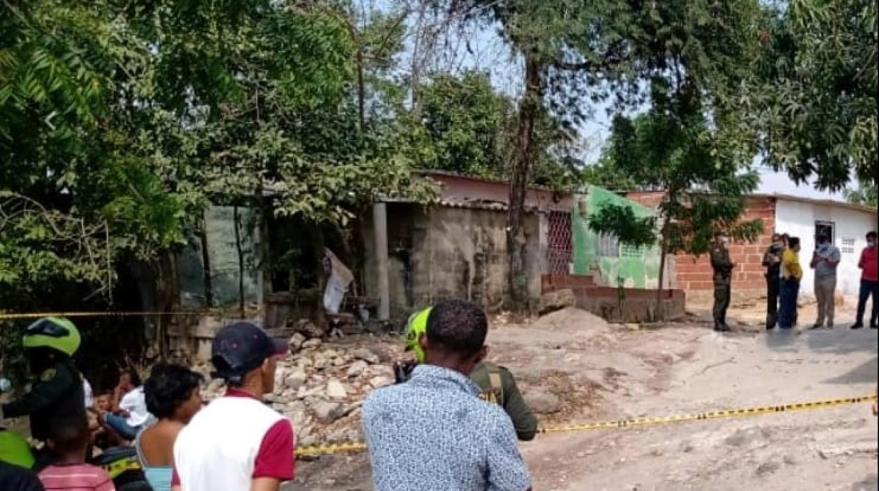 La Policía acordonó el área donde quedó tendido el cadáver del hombre. 