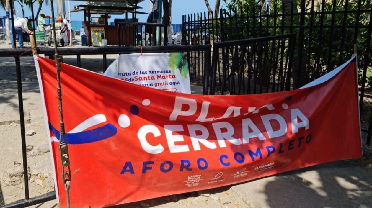 El afiche de cerrado en El Rodadero.