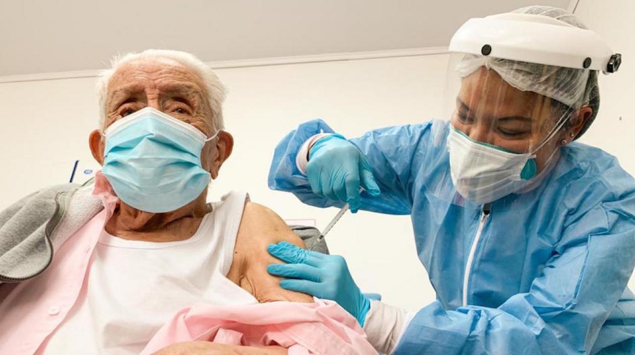 Vacunación nacional a los adultos mayores.