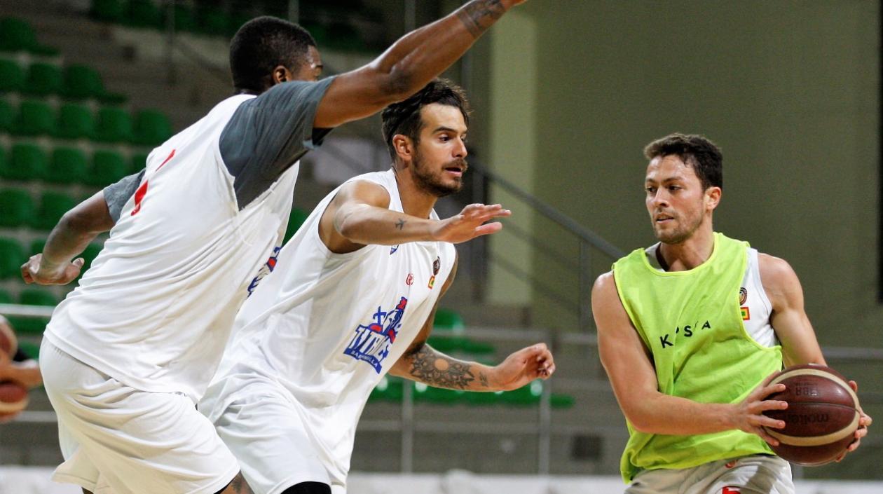 Gianluca Bacci durante un entrenamiento ante la marca de Selem Safar y Antonio Peña.