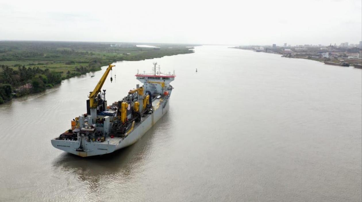 La draga 'Bartolomeu Dias' en el trabajo previo de adecuación del canal de acceso.