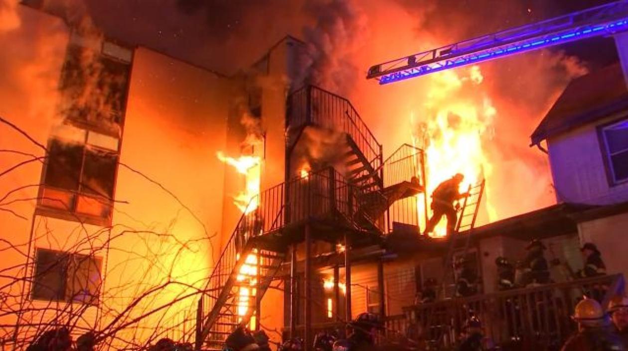 Bomberos sofocaron las llamas en el incendio en Rockland.