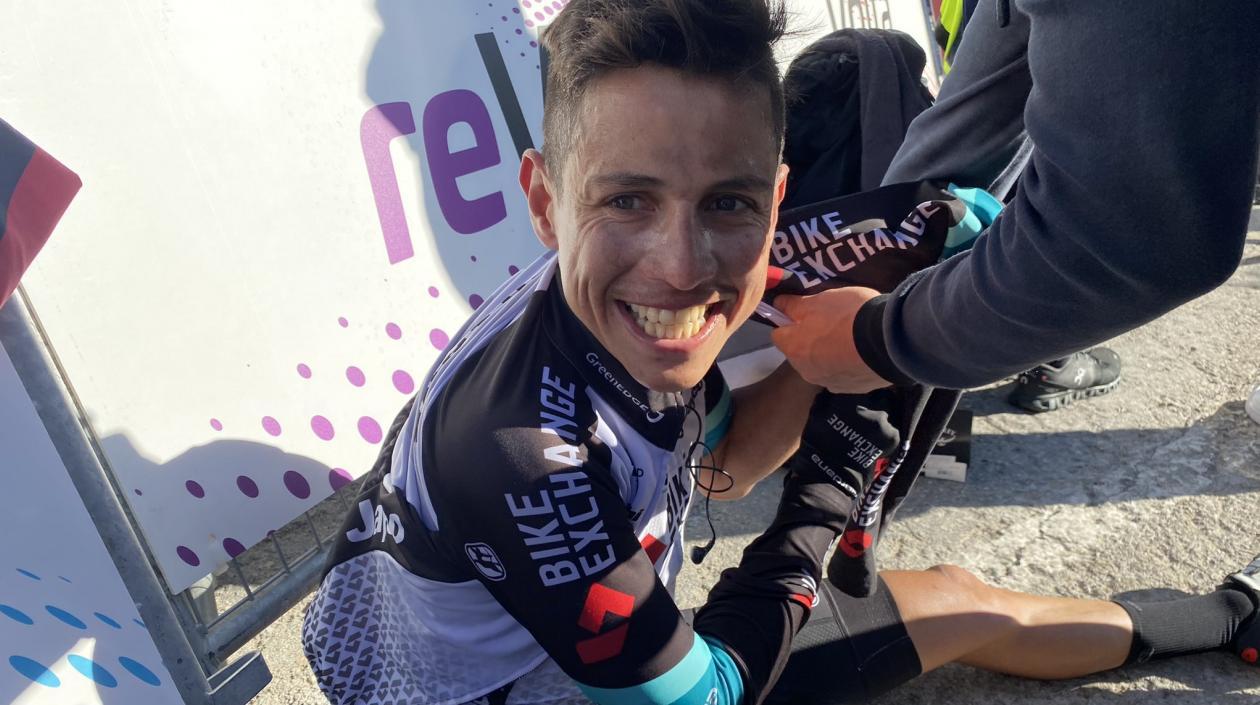 Esteban Chaves sonríe en la meta tras lograr el segundo lugar. 