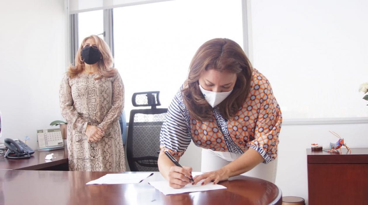 La Superservicios Natasha Avendaño, firmando el cierre de intervención junto a la Agente Especial Ángela Patricia Rojas.