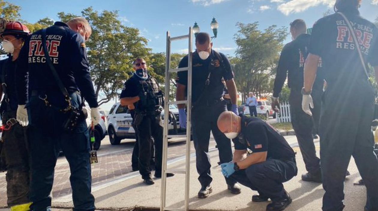 Una mujer desnuda fue rescatada de un drenaje pluvial en Delray Beach.