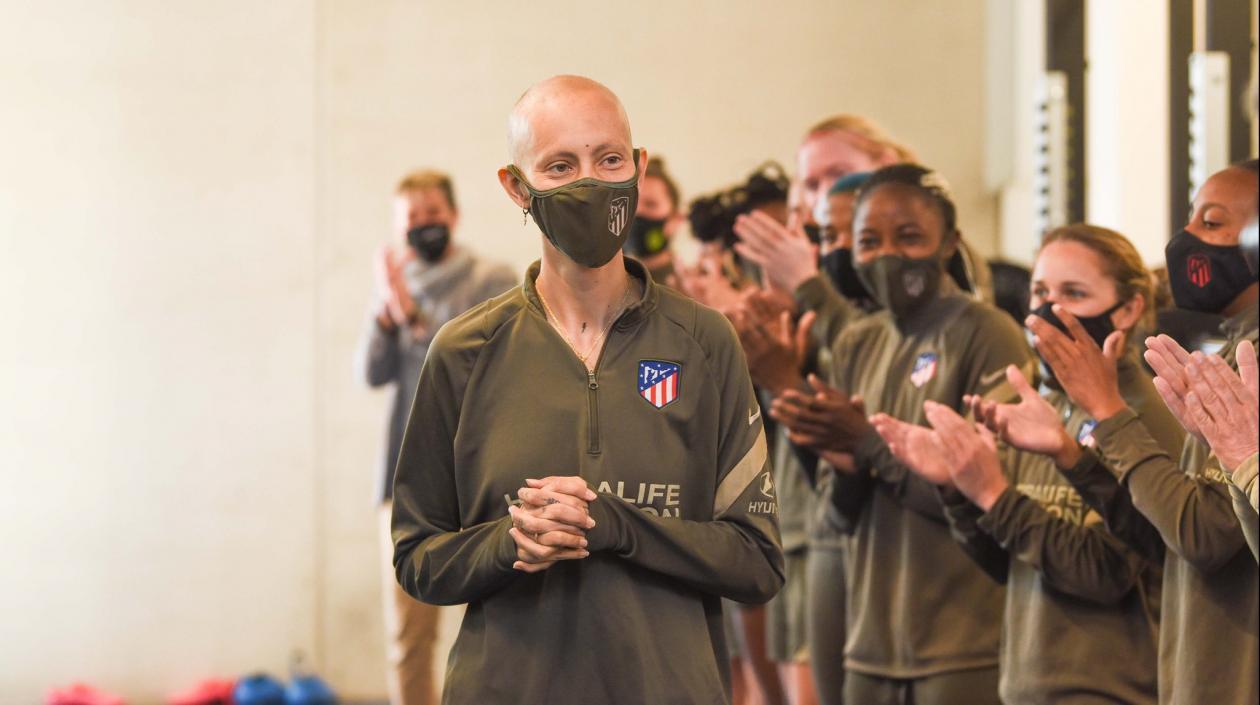 Virginia Torrecilla es recibida entre aplausos por sus compañeras. 