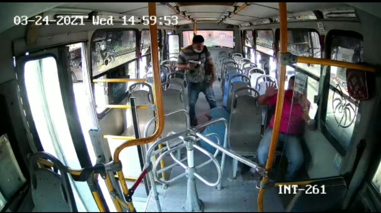 Momento del atraco al bus. 