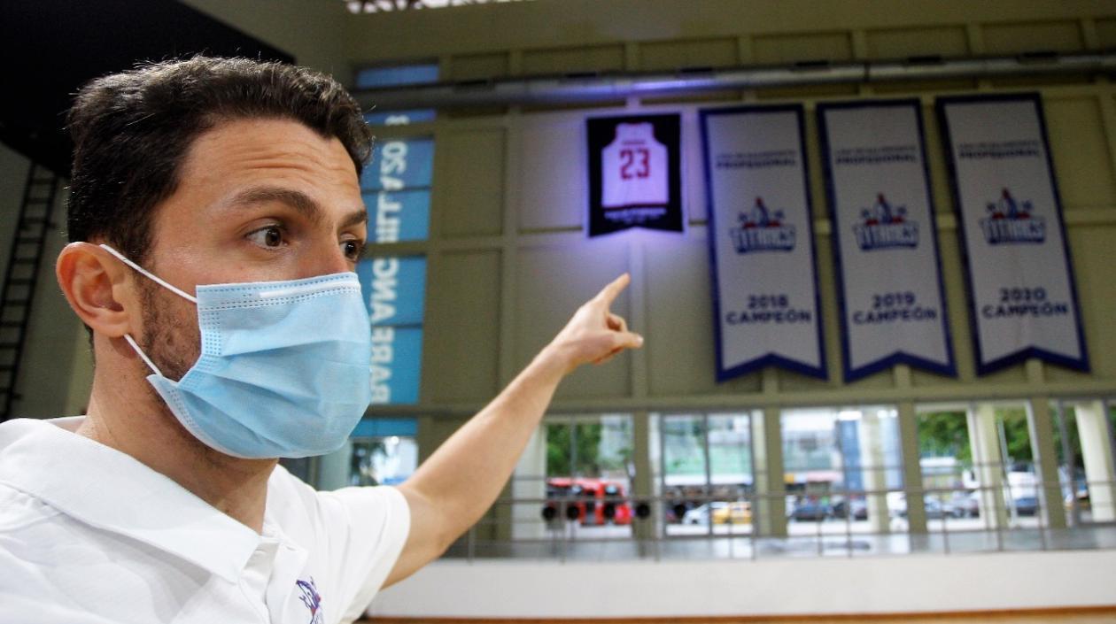 Gianluca Bacci señala la camiseta de Xavier Roberson. 