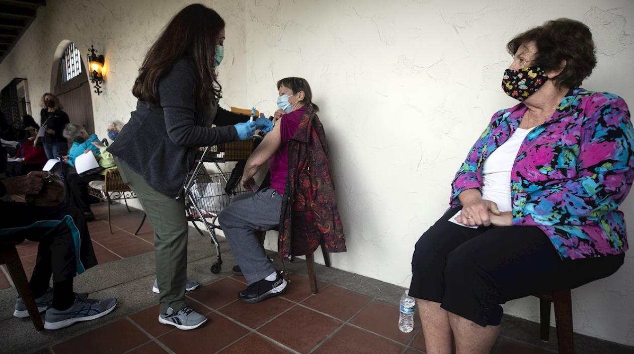 Centro de vacunación habilitado en el patio del Centro de Vida Independiente Hermana de San José de Carondelet en Los Ángeles.(Estados Unidos) 
