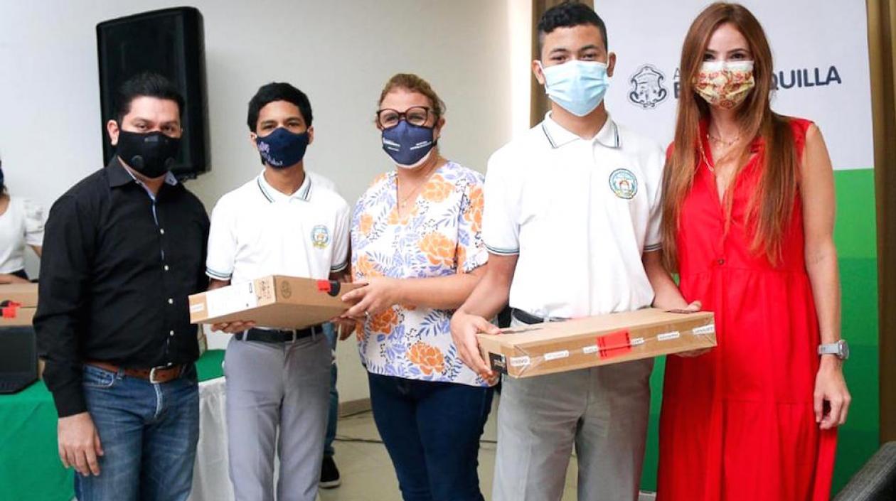 La primera dama Silvana Puello Visbal presidiendo la entrega de los equipos.