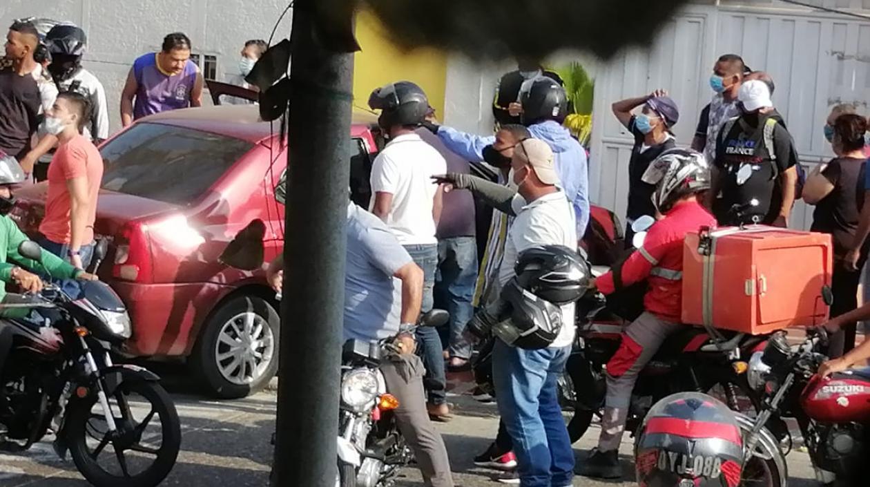 Momento en que la mujer baleada era auxiliada por ciudadanos. 