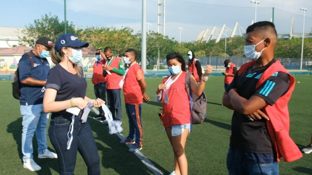 Jeniffer Villarreal, secretaria de Gobierno, con los integrantes del programa. 