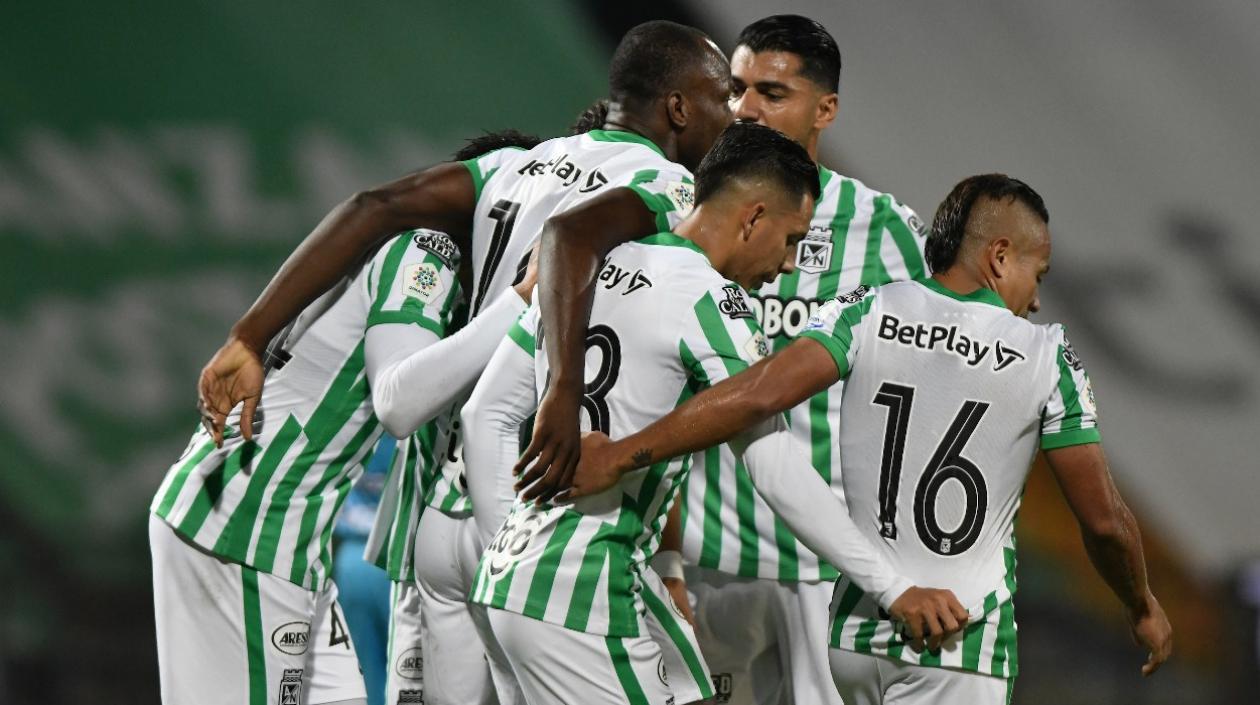 Baldomero Perlaza celebra con sus compañeros un gol de Nacional. 