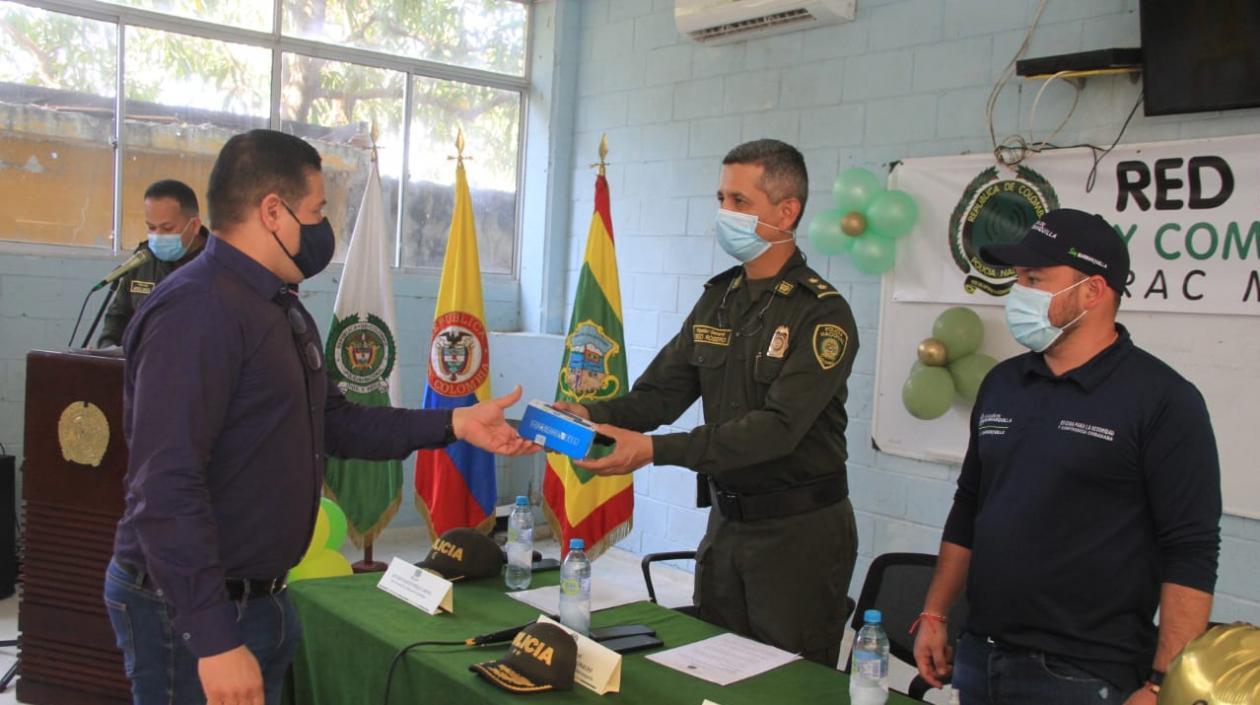 Entrega de los equipos de comunicación. 